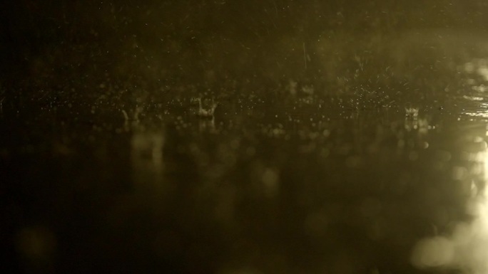 雨夜中的雨滴落在慢动作降雨中