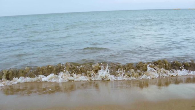 海浪，大海，深蓝的大海，浪花，沙滩，蓝天