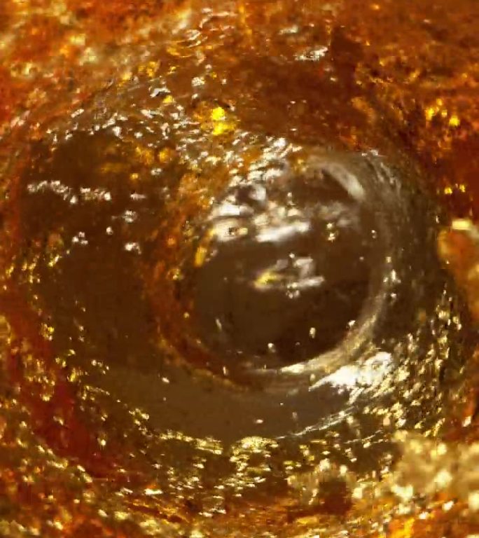 威士忌或苹果酒漩涡的超级慢动作镜头