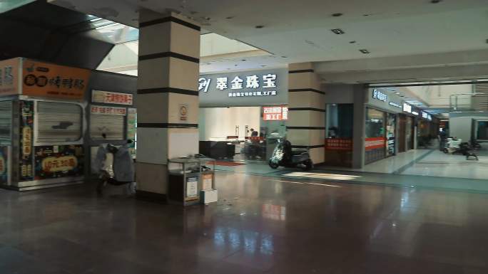 横屏实拍江苏南大街萧条实体店商圈