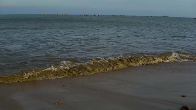 大海，蓝天，干净的沙滩，浪花拍打着沙滩