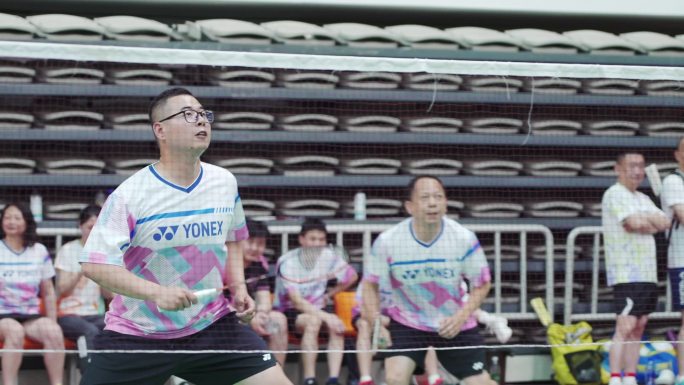 全民健身运动打羽毛球体育比赛