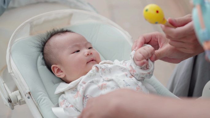 温馨家庭呵护新生儿