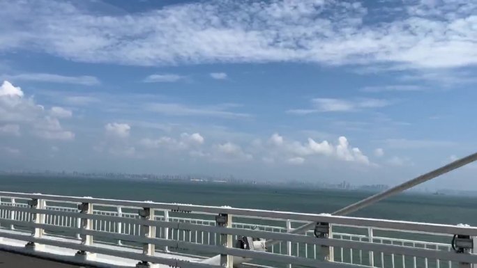 海天一色的桥上风光