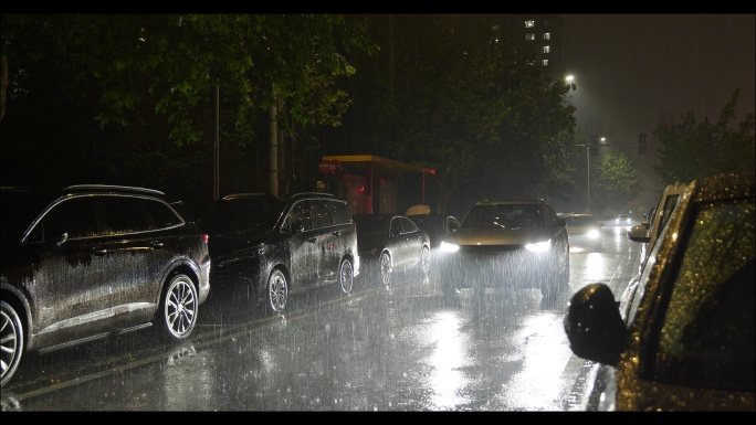 下雨 夜晚 路灯 车辆