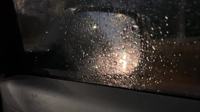 雨中车内视角