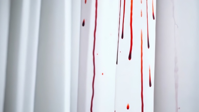 血滴滑落白色幕布