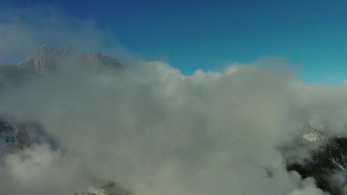 在山间穿越云层飞行
