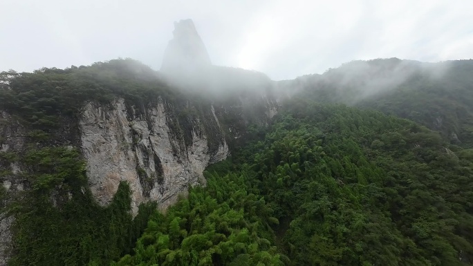 浙江台州神仙居穿越机云雾缭绕壮丽山河自然