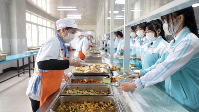 学校食堂学生打饭吃饭就餐食堂学生排队打饭