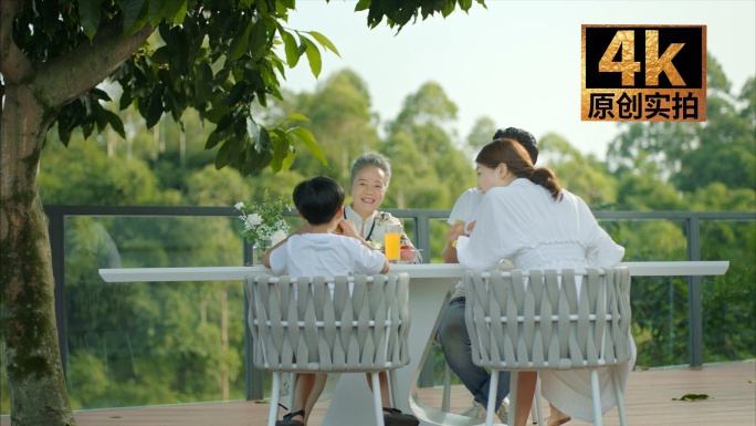 一家人吃早餐的幸福生活 为妈妈准备惊喜