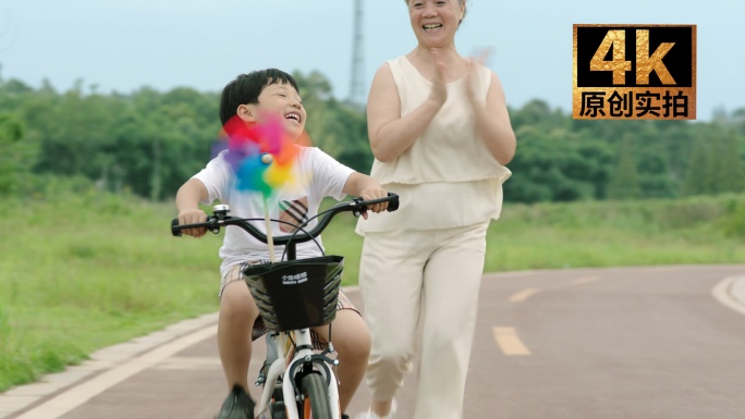奶奶带孙子幸福的生活奶奶和孙子树下祈福