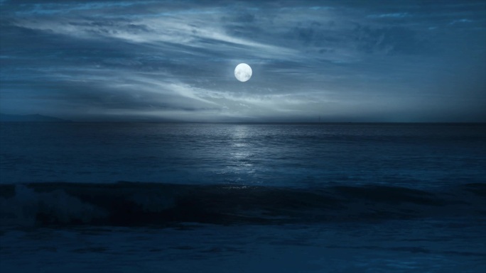 月夜海面波光粼粼