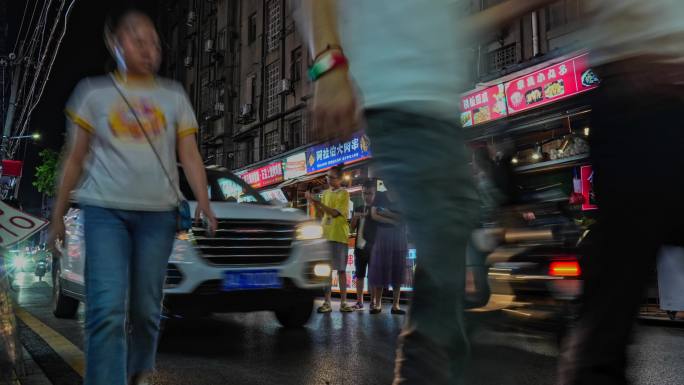 夜市美食街的喧嚣与繁华
