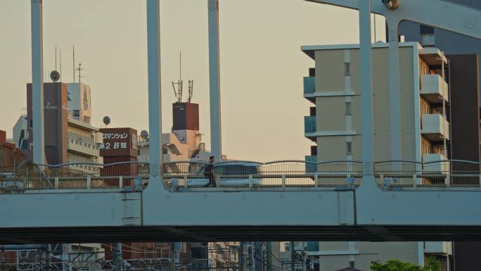 日本横滨城市天桥行人漫步