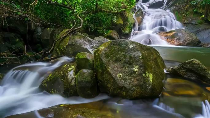 山间溪流瀑布景观