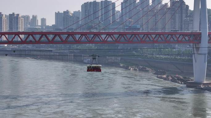 城市高空缆车穿梭江面