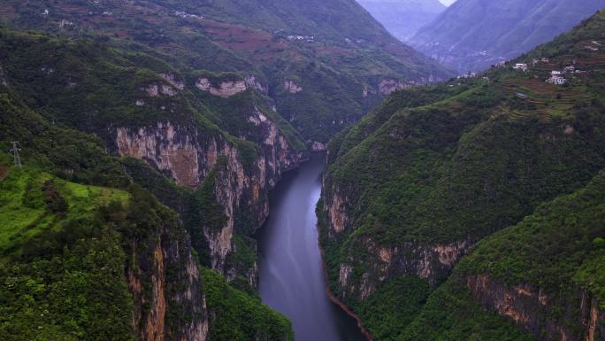 贵州北盘江大峡谷峭壁溪流