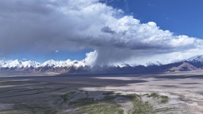 雪山下的壮丽河山