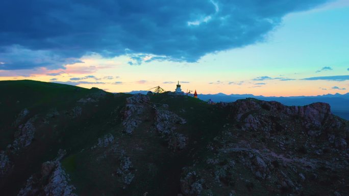 山顶白塔