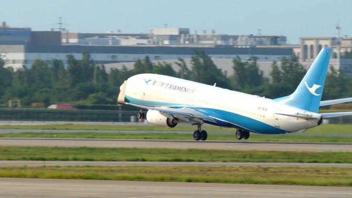 厦门白鹭航空飞机跑道起飞实拍特写