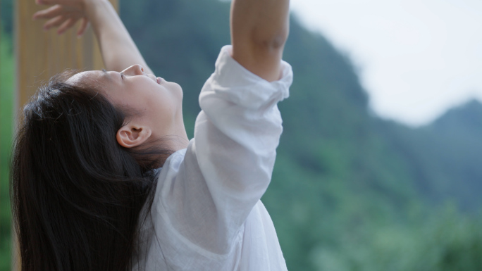 度假民宿女生起床
