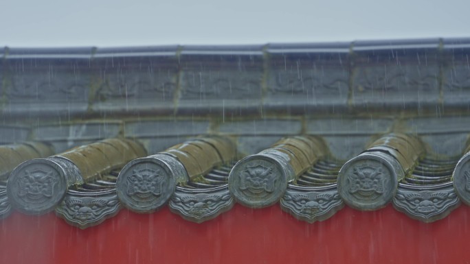 雨打古建屋檐
