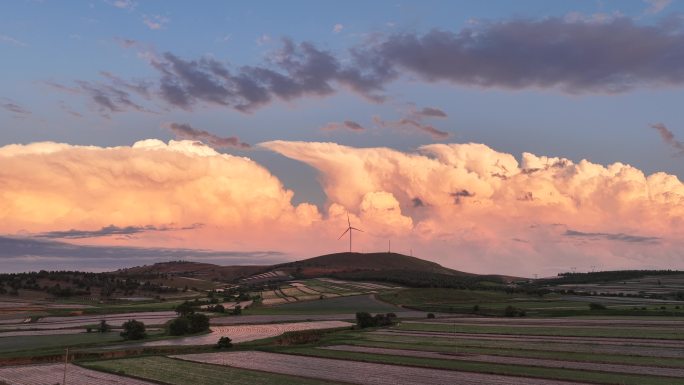风力发电与壮丽日落