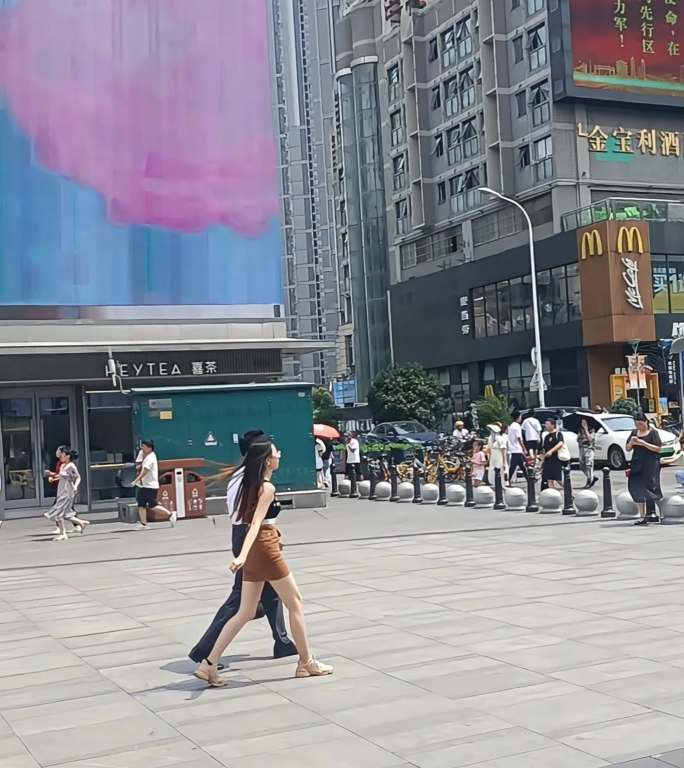 商业区车水马龙的街头行人