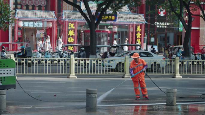 环卫工人在清洁马路