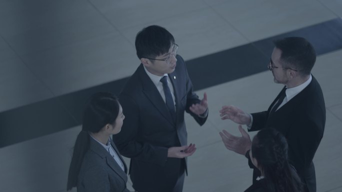 商务人士会谈，商务洽谈，光伏车间交流