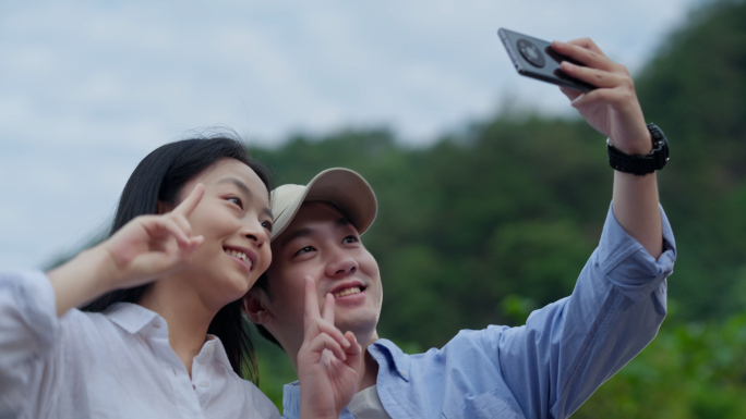 情侣旅游山水间休闲度假