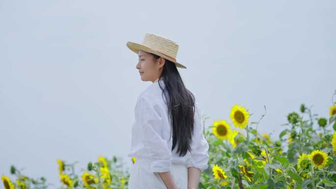 向日葵花田中漫步的少女