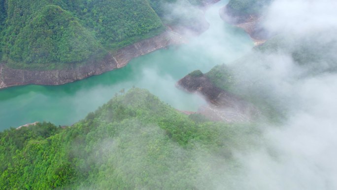 云雾缭绕的山间河流