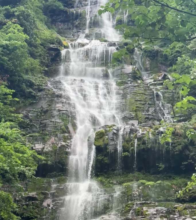飞流直下的壮观瀑布