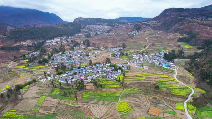 山间村落田园风光