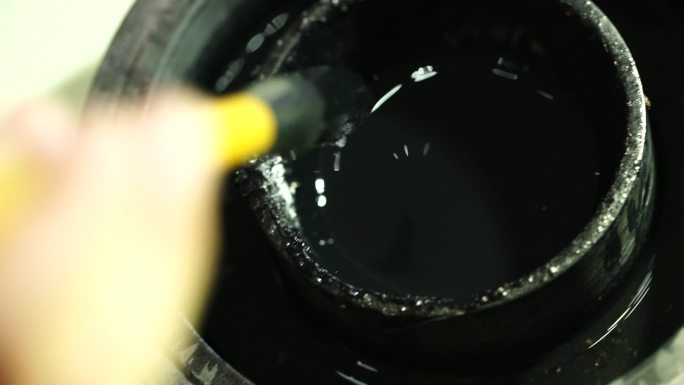 毛笔蘸墨特写升格