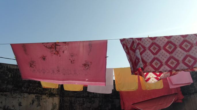 晴空下的晾衣绳
