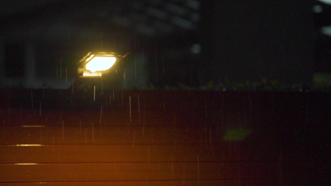 夜晚雨中的太阳能路灯