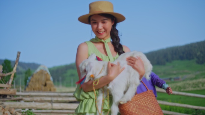 新疆伊犁旅拍抱着小羊羔山羊拍照