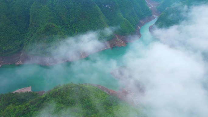 云雾缭绕的山间碧水