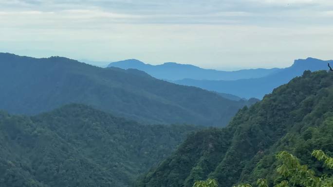 雾气缭绕的山峦叠嶂