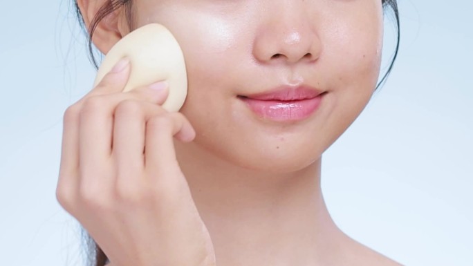 美女上粉底液使用展示
