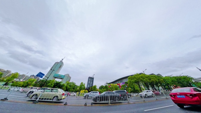 城市道路车流实拍三一大道湖南广电会展中心