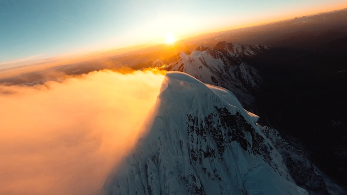 震撼雪山贡嘎雪山梅里雪山登山者高山航拍