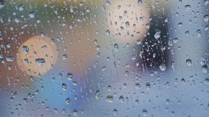 4K 雨天车窗水滴特写 雨中城市模糊景象