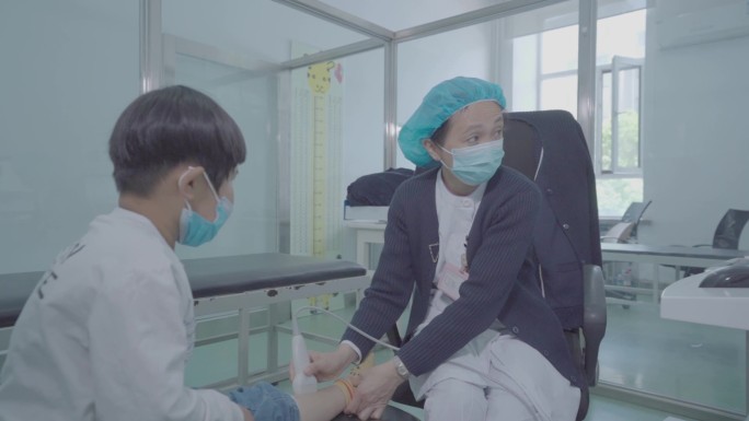 医疗人员进行腿部超声诊断