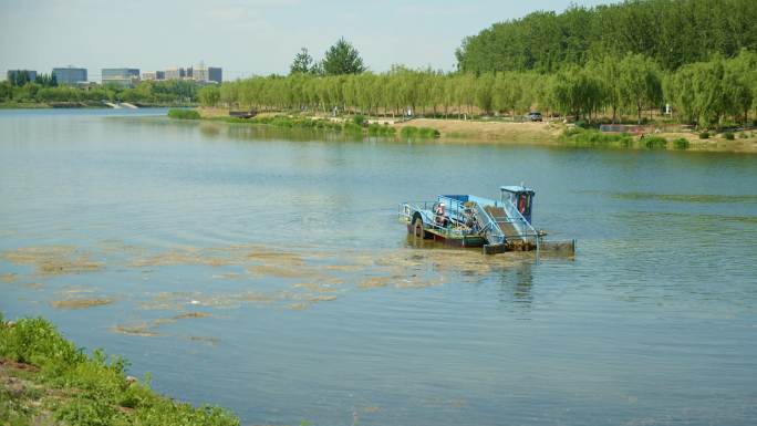 北京通州运河河道水面垃圾清洁清理船作业