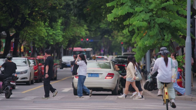 4K广州老城区交通路口 街头行人过马路2