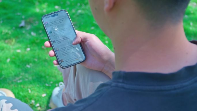 202505移动 沙发上玩手机